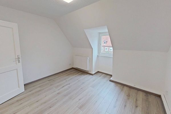 Gemütliche 3-Zi.-Dachgeschosswohnung mit Wannenbad in ruhiger Wohnlage