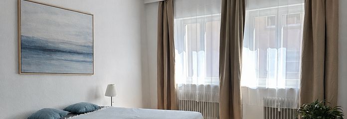 Altstadtquartier T13 - Hochwertig möblierte Altbau Wohnungen – Großes Schlafzimmer