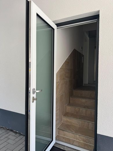 Kernsanierte 1-Zimmer-Wohnung mir Einbauküche, Balkon und eigenem Eingang – Eigener Wohnungseingang