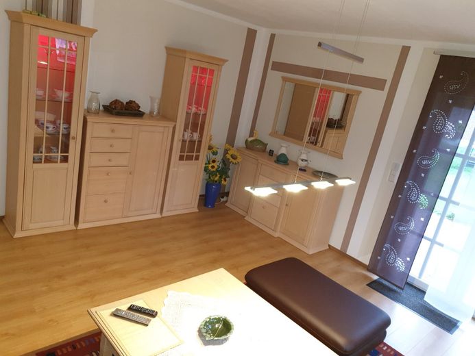 Ihr Traumhaus an der Nordsee – bezugsfertig, hochwertig, provisionsfrei – Wohnzimmer Pinienmöbel