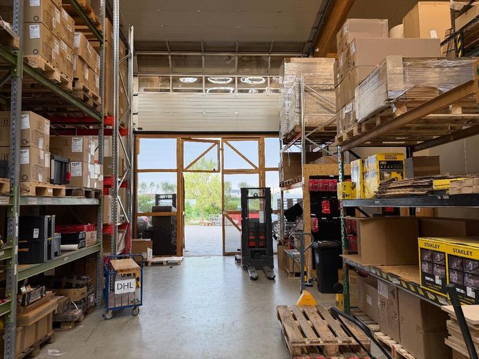 Lager- und Produktionshalle mit Büro – Lagerhalle
