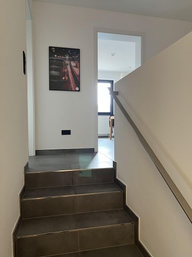 Hochwertiges, neuwertiges und modernes Gebäude mit Bürotrakt verkehrsgünstig A2/B66 – Treppe Flur OG