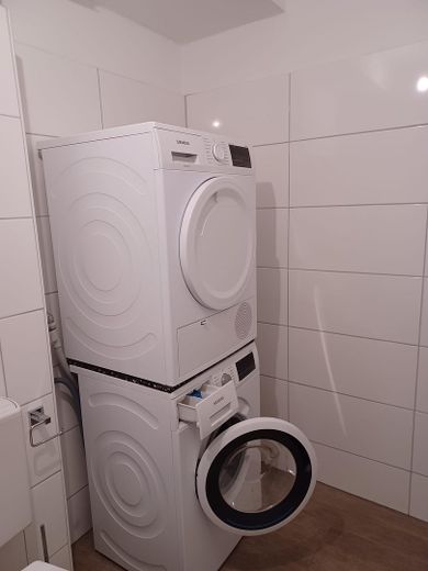 Przestronne 3-pokojowe mieszkanie tarasowe na pochyłym terenie z tarasem od strony południowej i 2 miejscami parkingowymi – Zdjęcie 3
