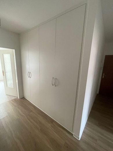 Top Lage in Heerdt - Top Wohnung - sehr gut geschnittene 4-Zimmer Wohnung - neue Küche – Praktischer Einbauschrank 