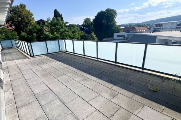 Moderno ático de obra nueva de 3,5 habitaciones con gran terraza en la azotea