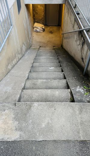 Zugang über Treppe mit Rampe