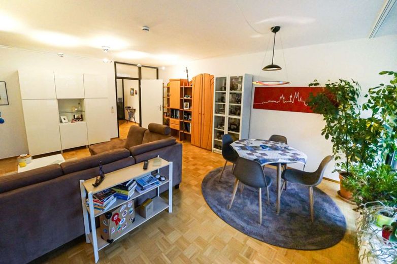 Außergewöhnlich und stilvoll! 4-Zimmer-Wohnung mit 2 Balkonen und Tiefgarage in Köln-Weiden – Bild 6