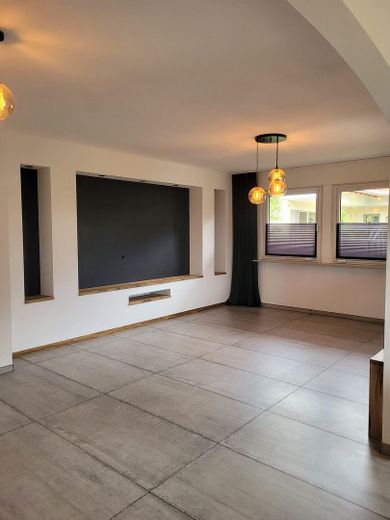 Casa familiare ammodernata con possibilità di appartamento separato, impianto fotovoltaico, riscaldamento a pavimento e classe di efficienza energetica B – Wohnzimmer