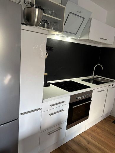 Küche im offenen Wohnzimmer 
