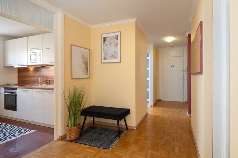 Selten in München: Uneinsehbare Wohnung mit Balkon ins Grüne – ..mit weiteren Stauraum