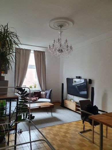 Sehr gut geschnittene Altbauwohnung in der Nähe vom Main und Baseler Platz – Wohnzimmer - möbliert