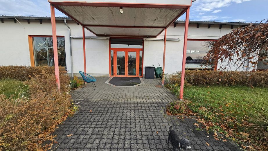 Eingang Produktion Halle