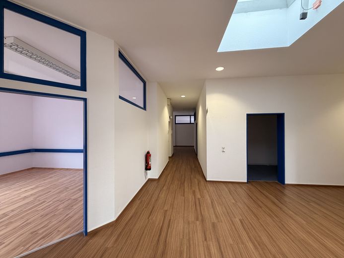 Flexible, helle Bürofläche nahe der Braunschweiger Innenstadt – Aufzug & Parkplätze – 10_Flur_mit_Oberlicht