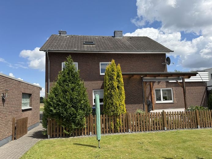 Zwei-Familien-Wohnhaus mit ausgebautem Dachgeschoss – Rückansicht