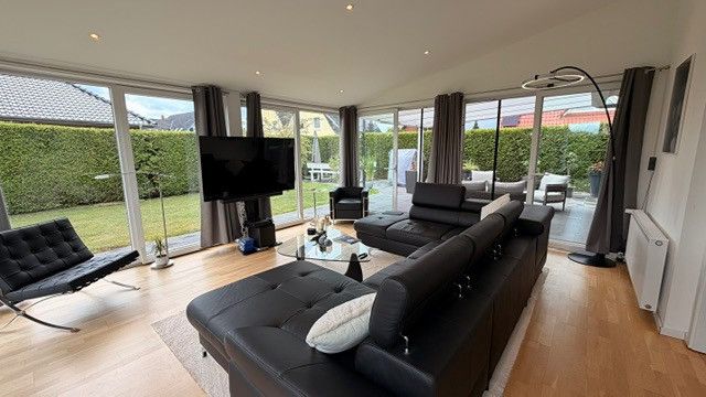 Einziehen & wohlfühlen: Modernisiertes Einfamilienhaus mit Wintergarten in Varel-Büppel – Foto 2
