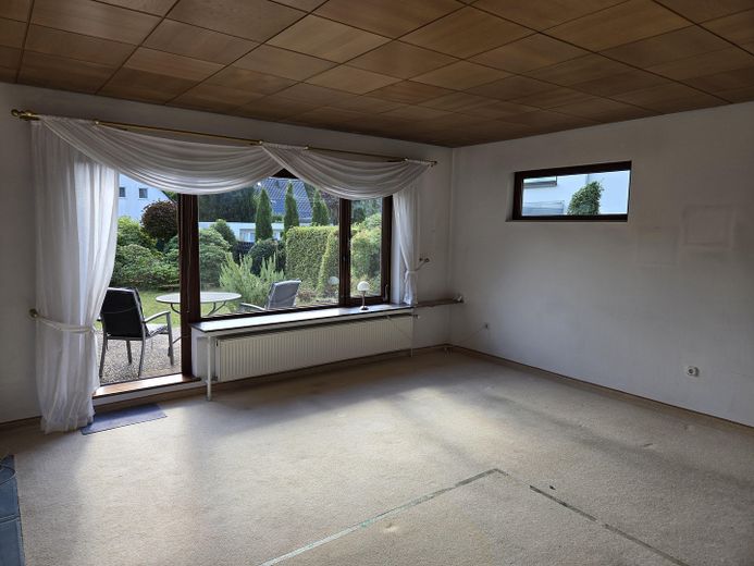 Großzügiges Einfamilienhaus mit viel Potenzial - provisionsfrei – Wohnzimmer (EG)