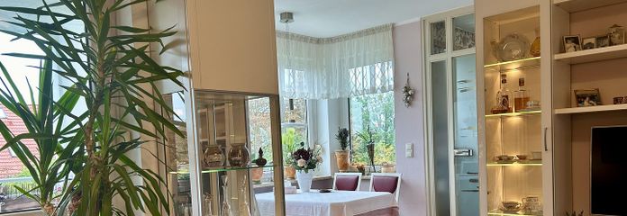 Wohnzimmer, Blick auf Erker