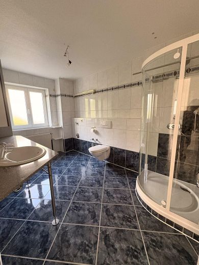 Wohnen wie im Haus: 4-Zimmer-Maisonette mit Talblick, Balkon und Carport – Bad EG