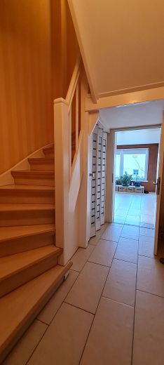 266 m² Wohnen nahe Berlin – Anwesen mit großem Nebengebäude und 300 m² Nutzfläche – Treppenhaus Bild 2