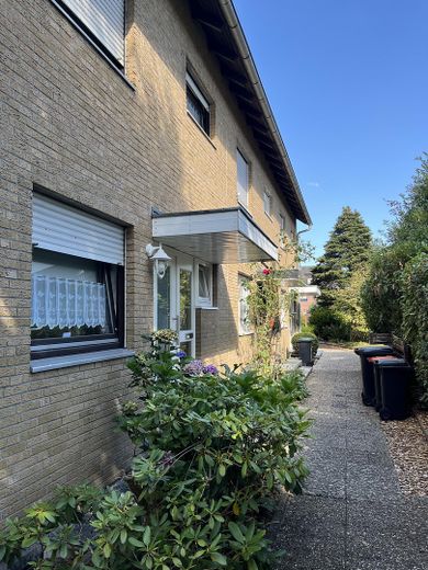 Einfamilienreihenendhaus in ruhiger Lage – Eingangstür, Weg zum Haus