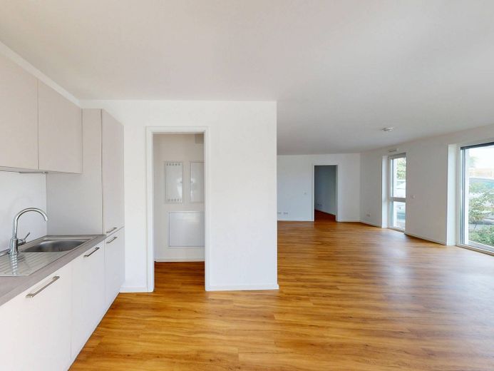 Lichtdurchflutete 3-Zimmer-Wohnung mit EINBAUKÜCHE, BALKON und 2 Bädern – Ansicht V: Wohn- und Esszimme…