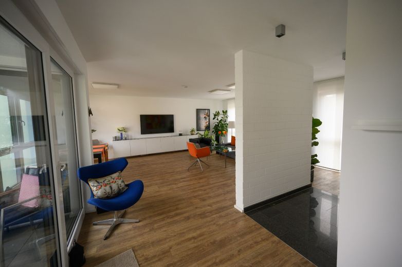 Moderne, großzügig geschnittene,lichtdurchflutete Wohnung in Architektenhaus – Blick von Küche in Wohnbereich