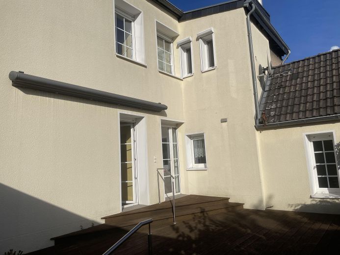 Modernes Einfamilienhaus mit viel Platz und idyllischem Garten, Kaufgrundstück – Hausrückseite u.elektr.Markise