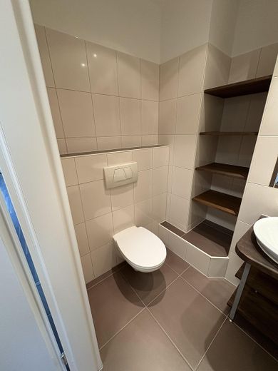 Badezimmer mit Einbauschrank