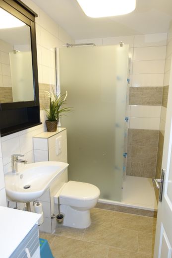 Ostseenah wohnen oder investieren - moderne Erdgeschosswohnung in Kröpelin mit Zukunftspotenzial – Badezimmer