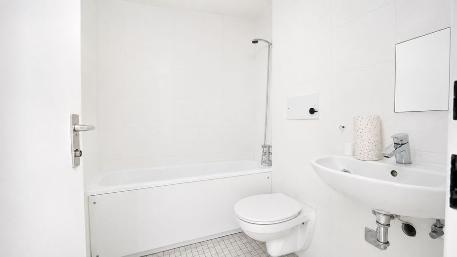 Kapitalanlage mit Seltenheitswert: Appartement mit Balkon, Indoor-Pool und Garten in Wi-Sonnenberg – Badezimmer