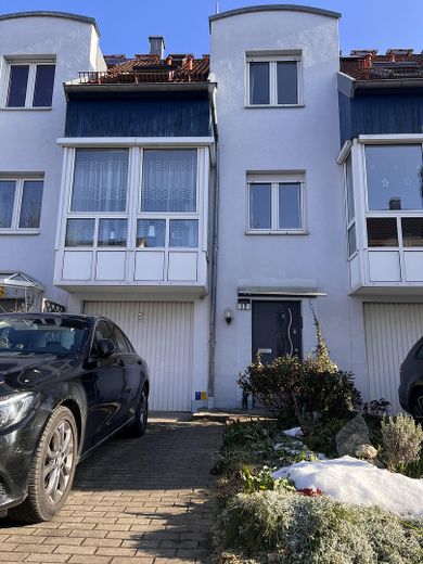 Modernes Familien-Reihenhaus in ruhiger Lage von Regensburg-Burgweinting – Reihenmittelhaus von Straße