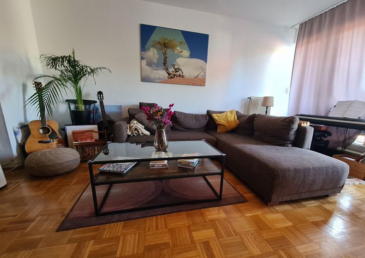 Schöne 3-Zimmer Wohnung in Top-Lage mit Balkon und PKW-Stellplatz, Eigennutzung o. Kapitalanlage! – Wohnzimmer