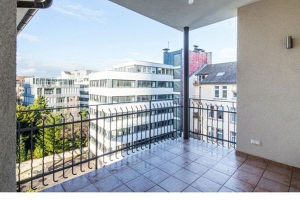 4 locali nel Westend: appartamento di 4 locali arredato con mobili di alta qualità e loggia in edificio d’epoca completamente ristrutturato