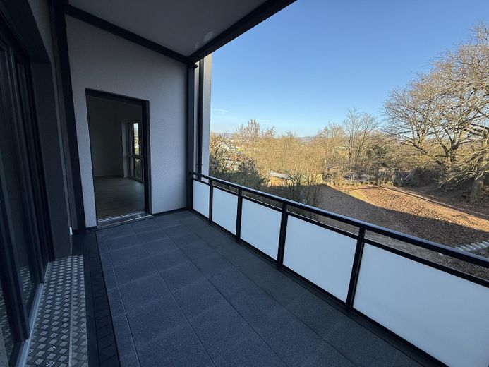 Moderne 2-Zimmer-Neubauwohnung 2026 mit Balkon & Blick ins Grüne in zentraler Lage – Balkon mit Blick ins Grüne