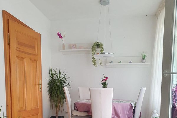 quiet, bright 2-room apartment with parquet flooring + balcony + kitchen