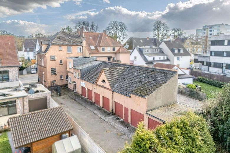 Komplett vermietetes Mehrfamilienhaus mit Gewerbe, 7 Garagen und Garten – Vom Garten nach vorne