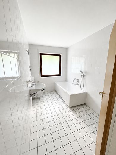 Renovated 3-room apartment with open living concept, panoramic views and garage – Badezimmer