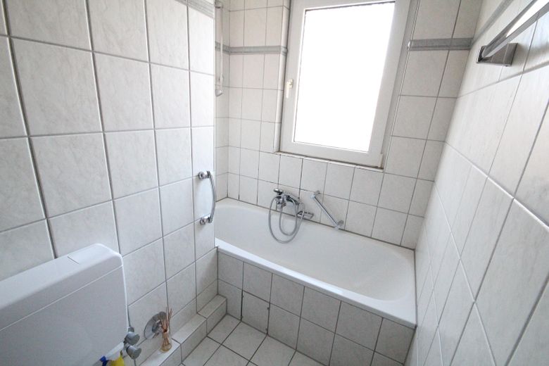 2,5 Raum Hattingen-Südstadt, Wannenbad + Fenster, Balkon 18 m², Energetikhaus – Helles Bad