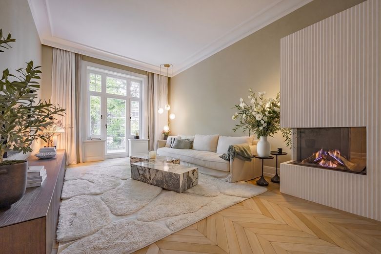 Wohnzimmer mit Balkon