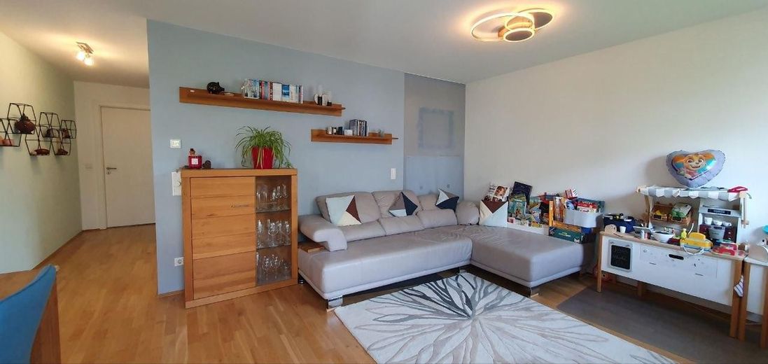 Moderno piso de 4 habitaciones con balcón, ascensor y plaza de garaje subterráneo en Thon – Wohnbereich