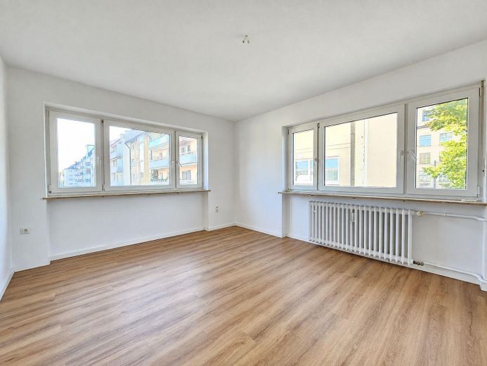 Appartamento con 3,5 locali, completamente ristrutturato, con balconi a Laim – Wohnzimmer
