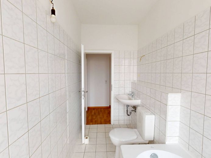 **LIVE RENT-FREE FOR 3 MONTHS** A place to feel at home: Bright 3-room apartment with a bathroom featuring natural light – Ansicht II: Bad