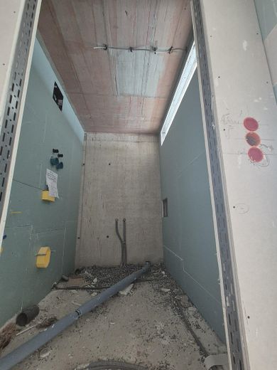 Wohnung im Bau, stadtnah im Hafenquartier Graf Bismark mit Balkon am Yachthafen/Kanal für 2 Personen – Neubauwohnung 28 Wannenbad