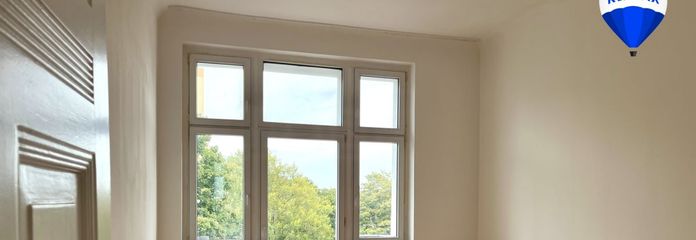 Wohnzimmer mit Balkon