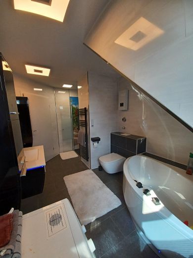 Klimatisierte mod.lichtdurchfl.DG-Whg. Pelleto+PV-Anlage,unverb.FERNSICHT+3-Fachvergl. – Badezimmer