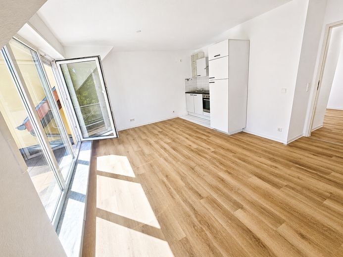 Schöne, renovierte 1-Zimmer Wohnung in zentraler, ruhiger Lage – Wohnbereich