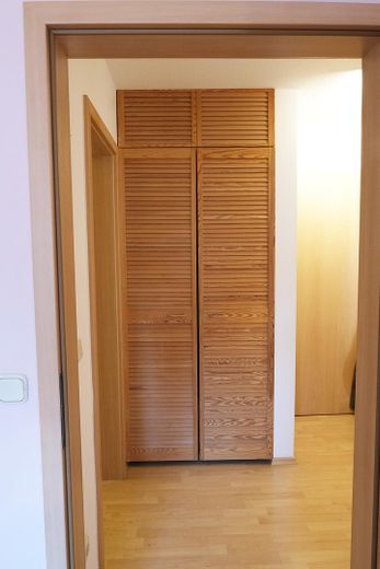 Helle Dachgeschosswohnung mit Loggia, Stellplatz und Wohlfühlfaktor in Langenzenn (VB) – Einbauschrank in der Diele