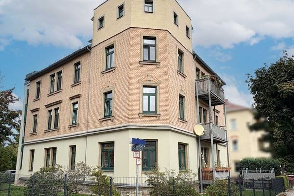 Direct beschikbaar & gerenoveerd 3,5-kamerappartement met dakterras, inbouwkeuken, badkamers met daglicht & parkeerplaats