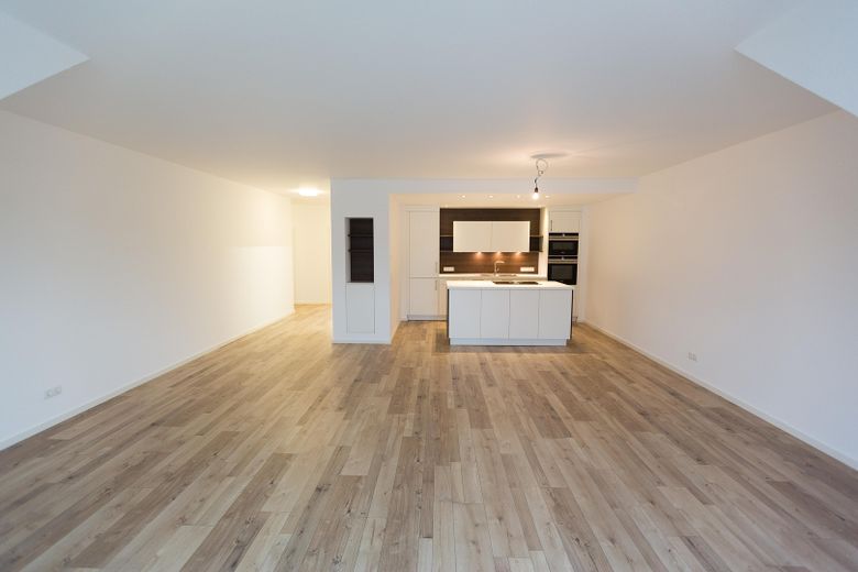 Exklusive 3-Zimmer-Wohnung in Bad Vilbel (2016), 105 m², Balkon, 2 TG-Plätze mit Wallbox – Wohn-Essbereich mit Einbauüche