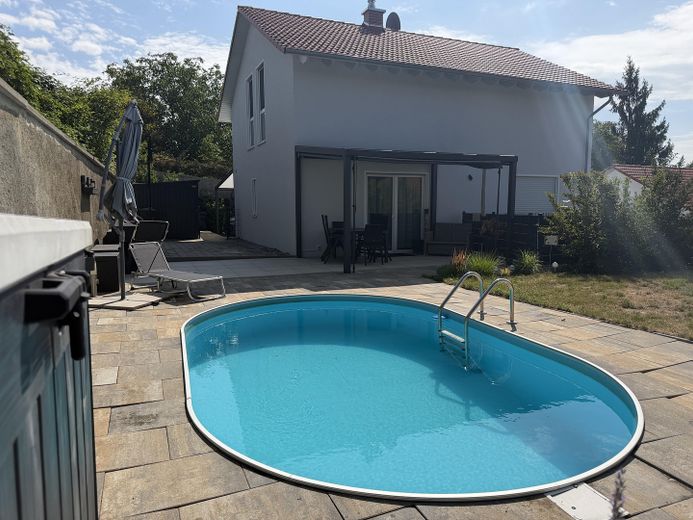 Freistehendes Einfamilienhaus (provisionsfrei) – Pool-Terrasse